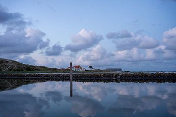 Nuages bleu-gris dans le port de Terschelling sur Gijs Beckman