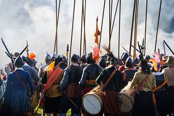 Drummers slaan de aanval voor een groep piekeniers in de slag om Grolle van Fotografiecor .nl