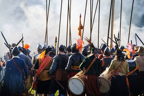 Drummers slaan de aanval voor een groep piekeniers in de slag om Grolle
