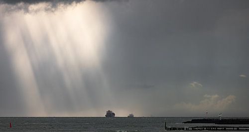 Duistere wolken boven schepen in de verte