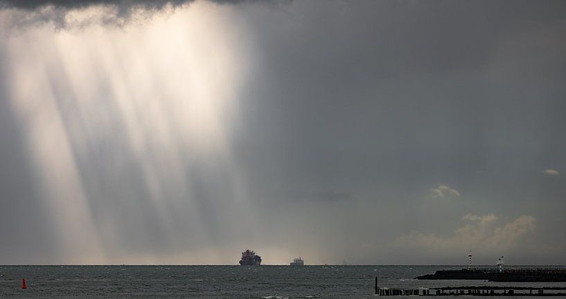 Dark clouds over distant ships by Percy's fotografie