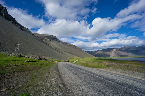 IJsland - Eindeloze kronkelweg tussen oceaan en vulkanisch berglandschap