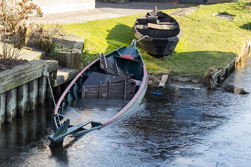 Stilleven van een boot die is vastgevroren in het ijs.