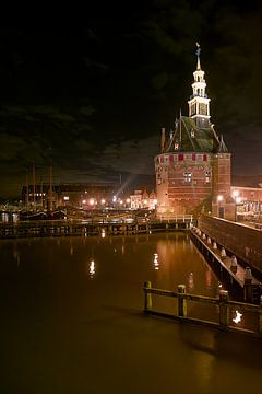 Hoorn bij nacht - de Hoofdtoren aan de haven