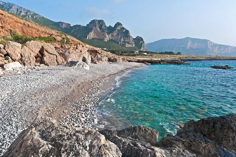 Côte rocheuse sur la plage de galets de la baie de Macari par Silva Wischeropp