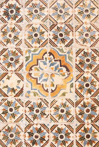 Oude azulejos of tegels in Sintra, Portugal art print - bruin retro patroon, straat en reisfotografie van Christa Stroo fotografie