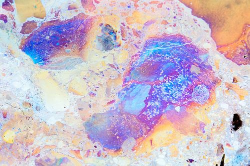 Kwel water met kleur van ijzerbacterien