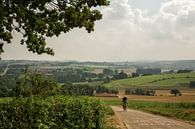 Eenzame fietser op de Gulperberg in Zuid-Limburg van John Kreukniet thumbnail