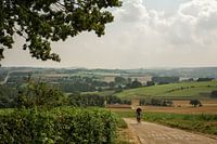 Eenzame fietser op de Gulperberg in Zuid-Limburg