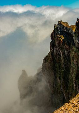 mensen op het uitkijkpunt op de top van de pico arieiro-bergen op 24 maart 2016 in Funchal, deze ber