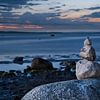 Steinpyramide an der Ostsee mit Blick auf das Meer bei Sonnenuntergang und blauer Stunde von Martin Köbsch