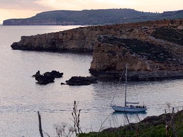 Zeilboot bij zonsondergang op het eiland comino van Judith van Wijk