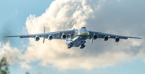 Imposante Antonov 225 vrachtvliegtuig.