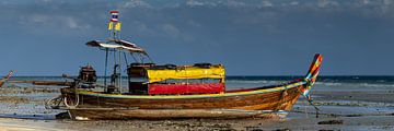 Een longtail boot op het strand van Koh Ngai bij zonsopgang van Walter G. Allgöwer