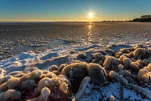 Zonsopkomst over het bevroren IJsselmeer van Miranda van Assema