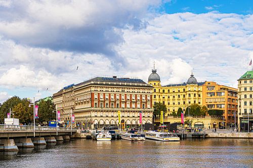 Brug en historische gebouwen in Stockholm, Zweden