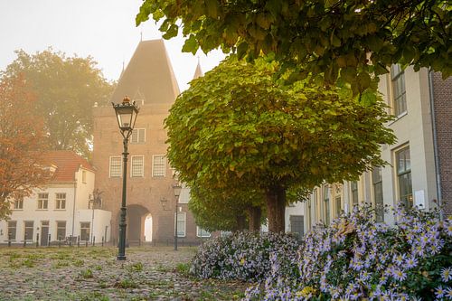 Koornmarkt met de Koornmarktspoort in Kampen tijdens zonsopgang