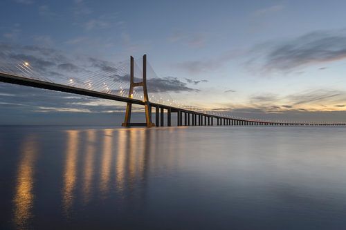 Vasco da Gama brug in het ochtendlicht - moderne architectuur boven kalm water van Rolf Schnepp