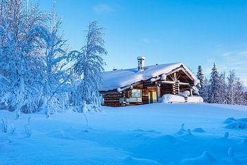Paysage hivernal avec cabane en rondins et forêt à Äkäslompolo, Fi