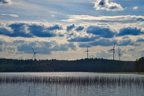 Windturbines aan de oever van een meer in Småland, Zweden. Hernieuwbare energie.