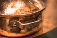 Eine geschlagene Kupferpfanne in Fez, Marokko