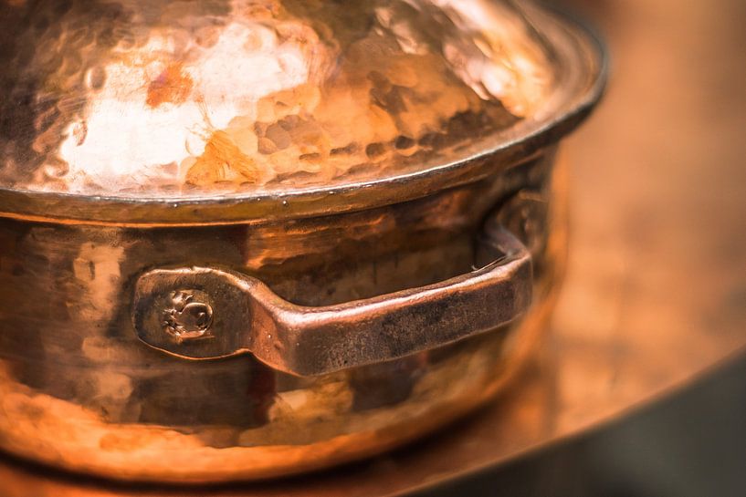 Eine geschlagene Kupferpfanne in Fez, Marokko von Tobias van Krieken