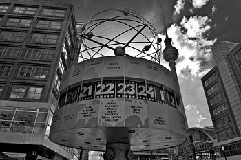 Weltzeituhr am Alexanderplatz in Berlin 