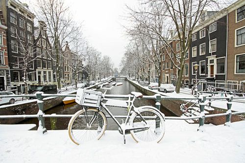 Amsterdam enneigée sur les canaux aux Pays-Bas