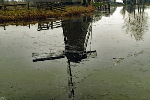 molen op zijn kop weerschijnt in dunne ijs