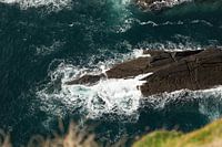 Door golven omarmde rots