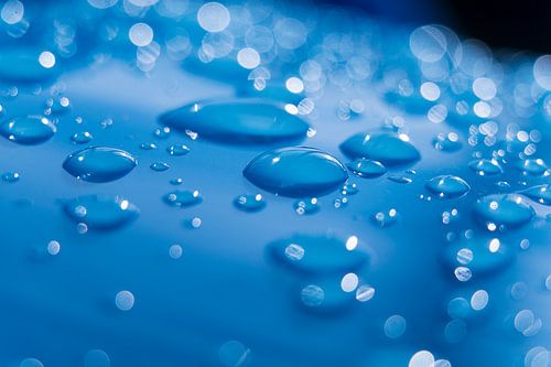 Waterdruppels in het blauw