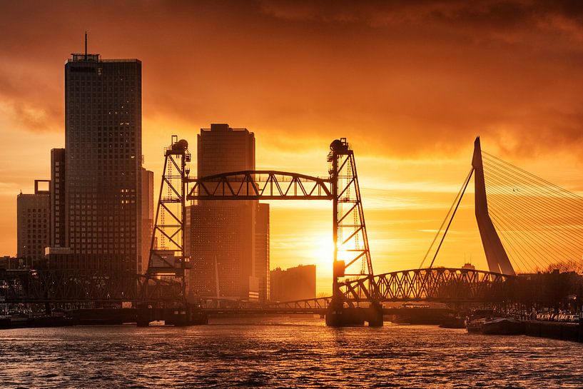 Coucher de soleil sur le Maasboulevard | Rotterdam par Menno Verheij / #roffalove