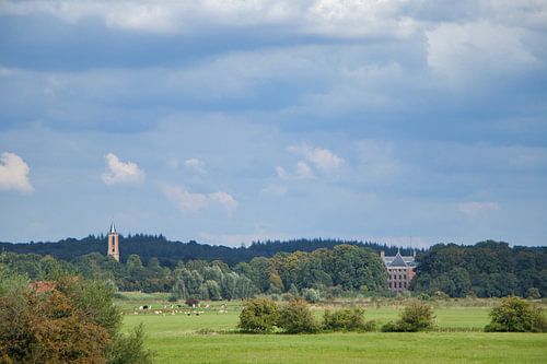 Kasteel Amerongen en de Andrieskerk te midden van een prachtig landschap