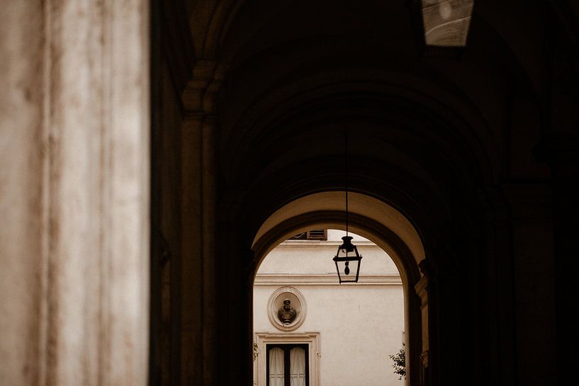 Römische Hofdurchfahrt von Isis Sturtewagen