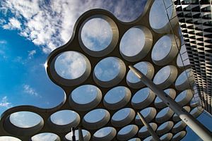 Lignes de cercles et avions contre le ciel bleu nuageux, près de Hoog Catharijne (Utrecht)
