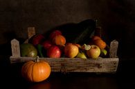 een stilleven van fruit in een oud houten kistje van ChrisWillemsen thumbnail