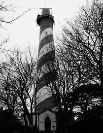 Zwart-wit foto van een vuurtoren in Zeeland by Anouk Noordhuizen