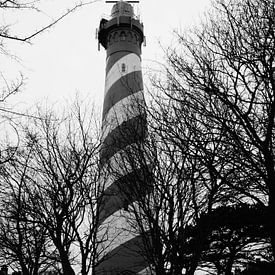 Zwart-wit foto van een vuurtoren in Zeeland van Anouk Noordhuizen