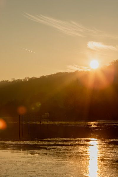 Winterse zonsondergang  bij een waterplas met mooie reflecties van Kim Willems