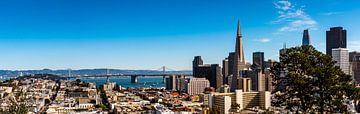 Panorama binnenstad San Francisco met Bay Bridge Californië VS van Dieter Walther