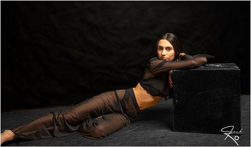 Fille couchée en noir