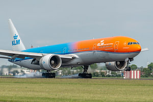 Gelandet! Die Boeing 777-300 der KLM mit dem Spitznamen Orange Pride (PH-BVA) setzt ihr Fahrwerk auf