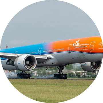 Landing KLM Boeing 777-300 passagiersvliegtuig. van Jaap van den Berg