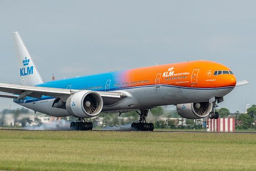 Atterri ! Le Boeing 777-300 de KLM surnommé Orange Pride (PH-BVA) pose son train d'atterrissage sur 