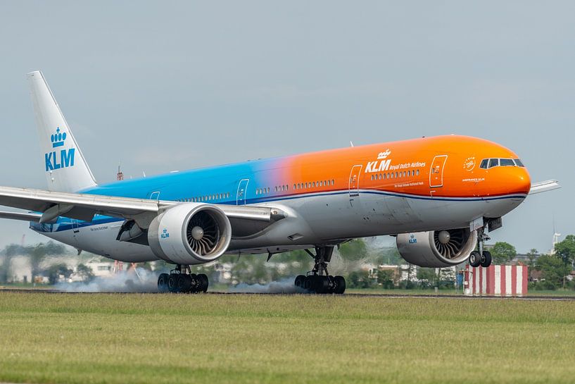 Landing KLM Boeing 777-300 passagiersvliegtuig. van Jaap van den Berg