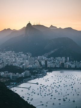 Blick über Rio de Janeiro bei Sonnenuntergang mit Segelbooten und Christus