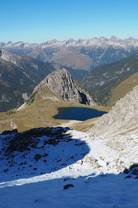 Kraft Tirols, wo alpine Weiten, Felsformationen und sanfte Bergwiesen eine kraftvolle, harmonische Landschaft formen.