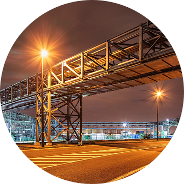 Pipeline brug oversteken van een weg in de industriële gebied 's nachts, Antwerpen van Tony Vingerhoets