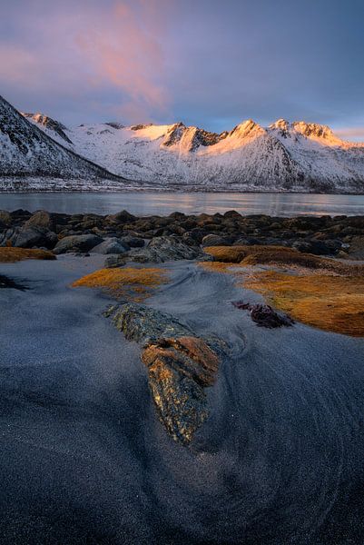 Wunderschöner Sonnenaufgang auf Senja in Norwegen. von Jos Pannekoek
