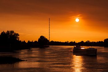 Boot op de rivier de Lek, nabij Ameide